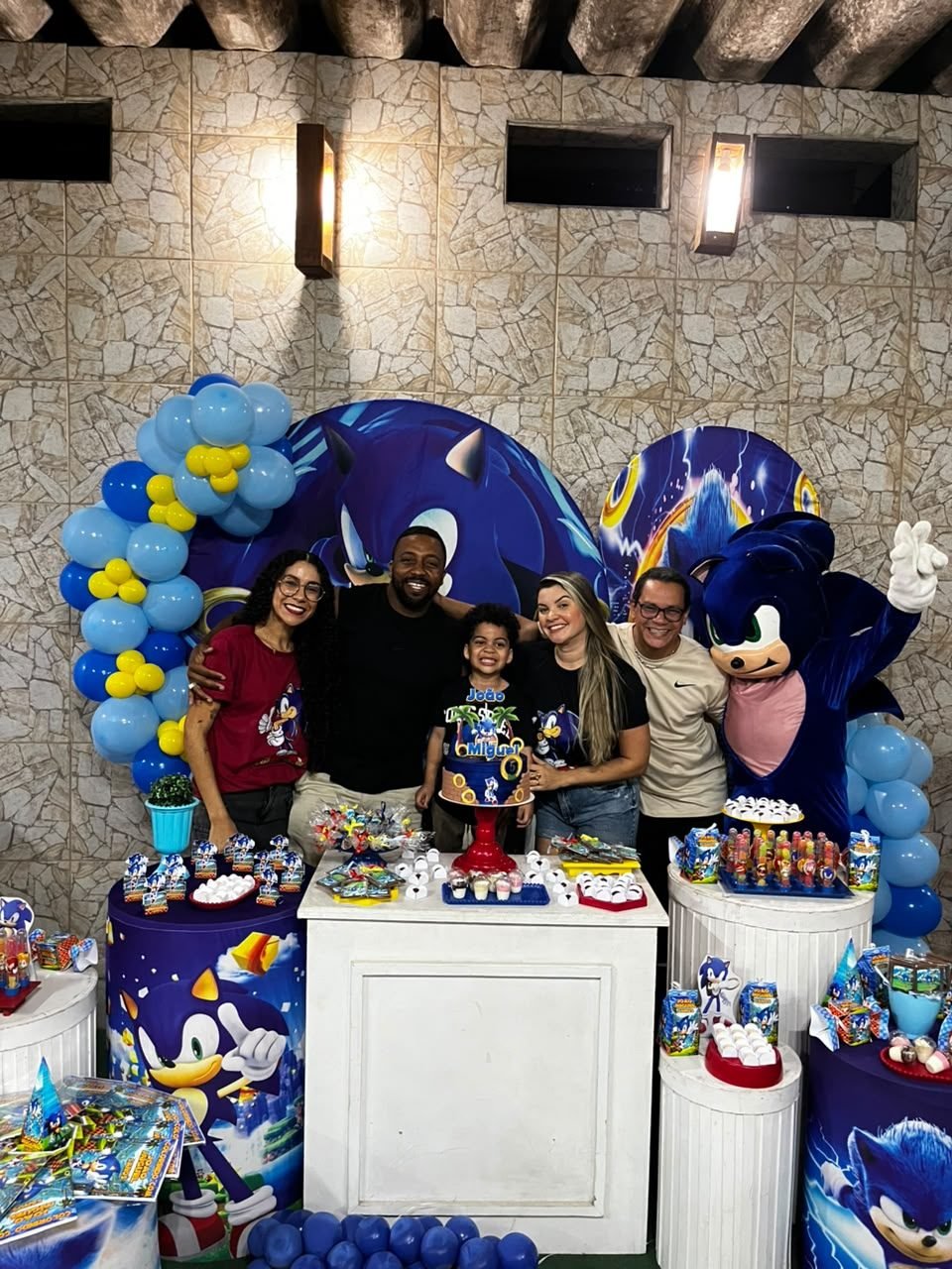 Deby On com a família em festa de aniversário temática