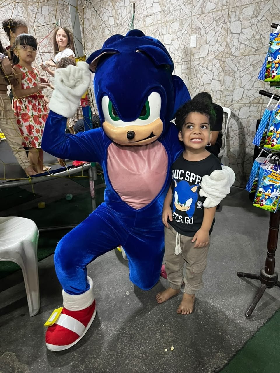 Personagem vivo da Deby On animando uma criança em festa
